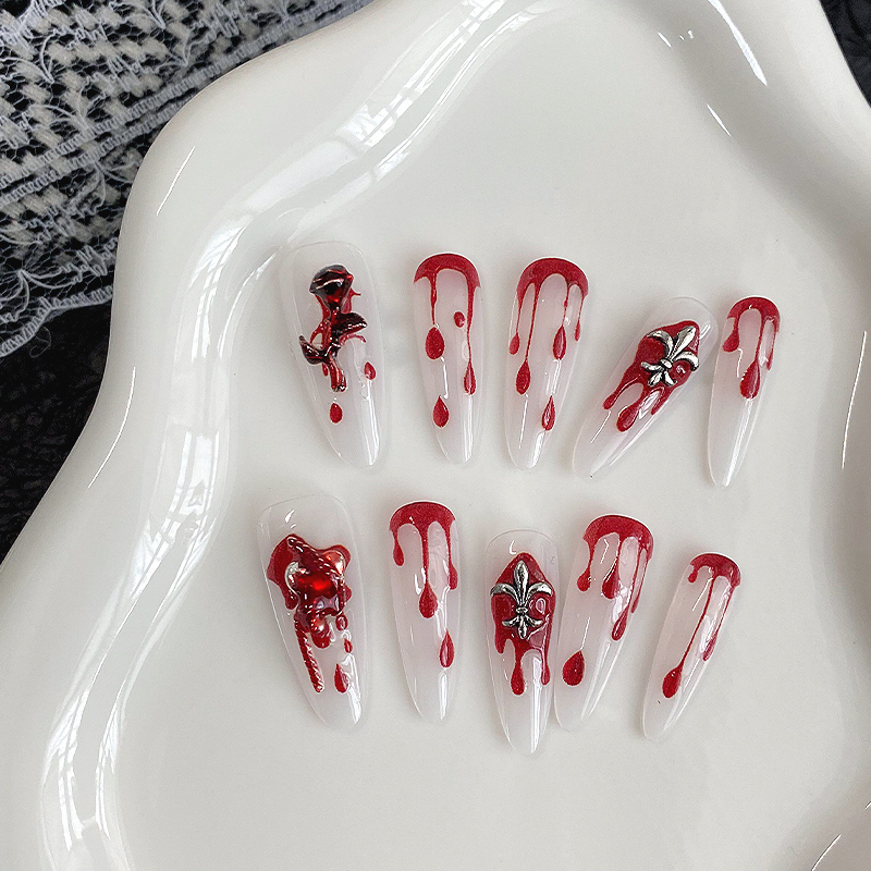 Drip Tip Resin - 10個入りロングアーモンド型プレスオンネイル、クリアベース、赤い血滴デザイン、3Dローズメタルチャーム、ゴシック風つけ爪チップ